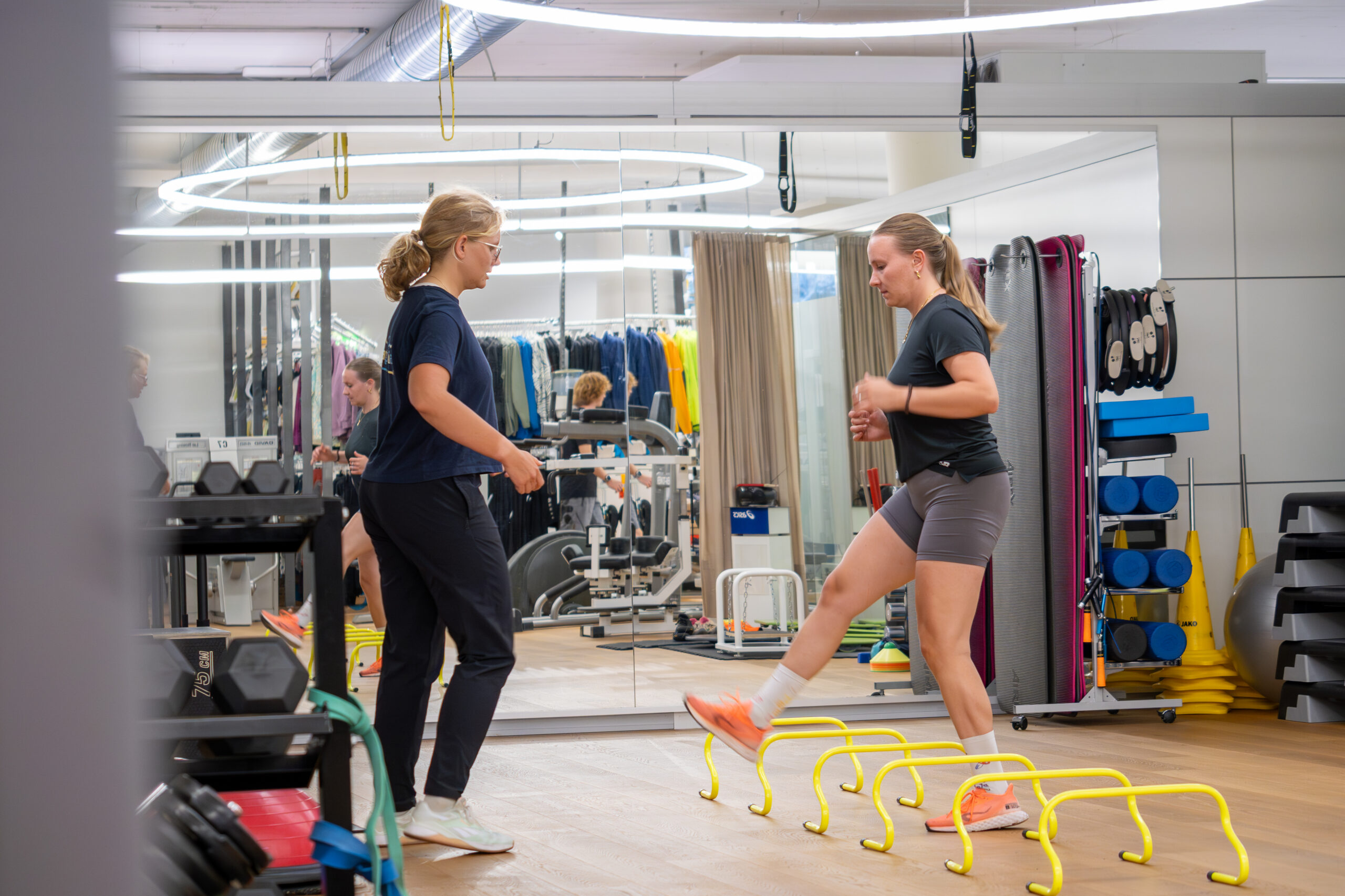 Rééducation fonctionnelle du genou avec exercices de déplacement latéral en sport physiothérapie à Bâle