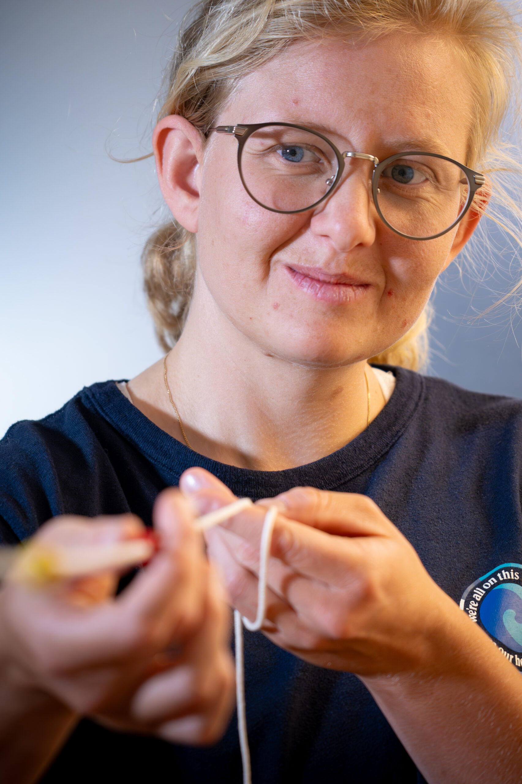 Augenkonvergenzübung in der Physiotherapie zur Gehirnerschütterungsrehabilitation in Basel - Brecheisen Millie Physio Basel