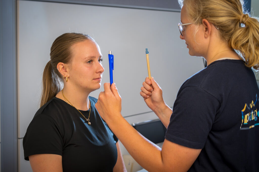 Physiothérapeute spécialisée à Bâle réalisant un bilan oculomoteur VOMS après une commotion cérébrale